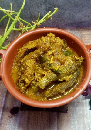 আমড়ার মুকুল ও সর্ষে দিয়ে পুঁটি মাছের চচ্চড়ি(puti macher chorchori recipe in Bengali) রেসিপির প্রধান ছবি