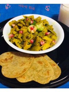 ટીંડોળા બટાકા નું શાક (Tindora Bataka Shak Recipe In Gujarati) રેસીપી મુખ્ય ફોટો