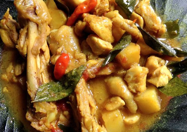 Langkah Mudah untuk Menyiapkan Ayam &amp; kentang kuah kuning bumbu salam koja, Lezat