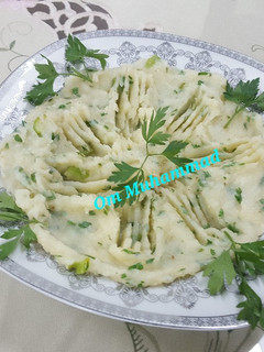 A picture of Mashed Potatoes with Parsley 🥔.