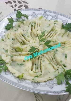 A picture of Mashed Potatoes with Parsley 🥔.