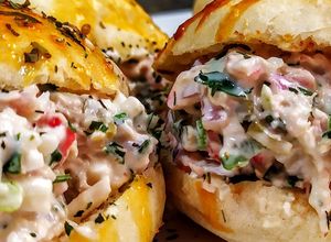 Una foto de BOCADITOS de🥖Baguette🦀Casero...!