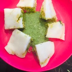 A picture of Thooyamali steamed rice cake with green chutney.