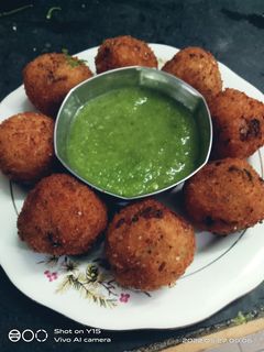 बचे हुए चावल और सूजी के बाॅल्स (bache huye chawal aur sooji ke balls recipe in Hindi) रेसिपी मुख्य फोटो