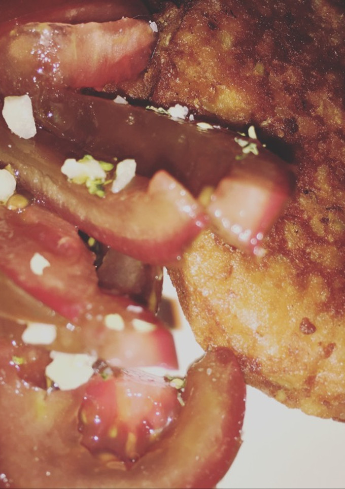 Una foto de Hamburguesa vegetal con tomate