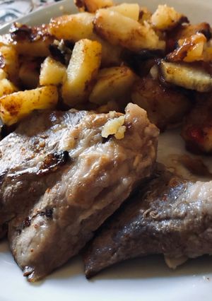 Una foto de Churrasco de cerdo con papas