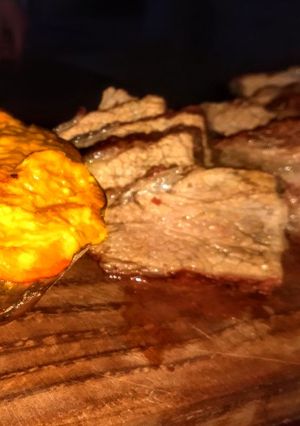 Una foto de Colita de cuadril sazonada con zapallo brasilero a los 4 quesos