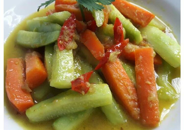 Acar Timun Wortel Bumbu Kuning