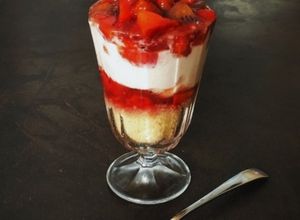 Foto di Cous cous dolce con crema allo yogurt e panna di cocco fragole 🍓e kiwi 🥝