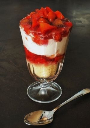 Foto di Cous cous dolce con crema allo yogurt e panna di cocco fragole 🍓e kiwi 🥝