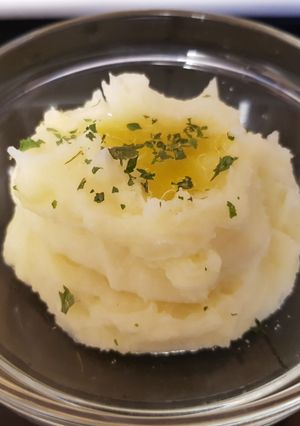 A picture of Mashed Potatoes with Virgin olive oil.