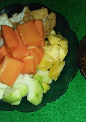 Foto resep 29. Rujak petis by. Mumara