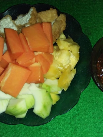 Langkah Mudah untuk Menyiapkan Resep 29. Rujak petis by. Mumara yang Sempurna Anti Ribet, Mantap Sekali
