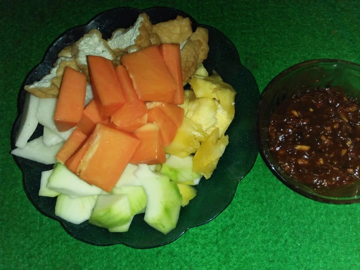 Langkah Mudah untuk Menyiapkan Resep 29. Rujak petis by. Mumara yang Sempurna Anti Ribet, Mantap Sekali