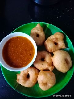 मेदूवडा सांभर (medu vada recipe in marathi) रेसिपी चे मुख्य फोटो 