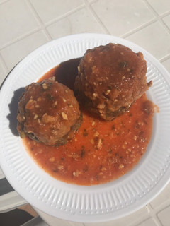 Una foto de Alcachofas rellenas con salsa de almendras