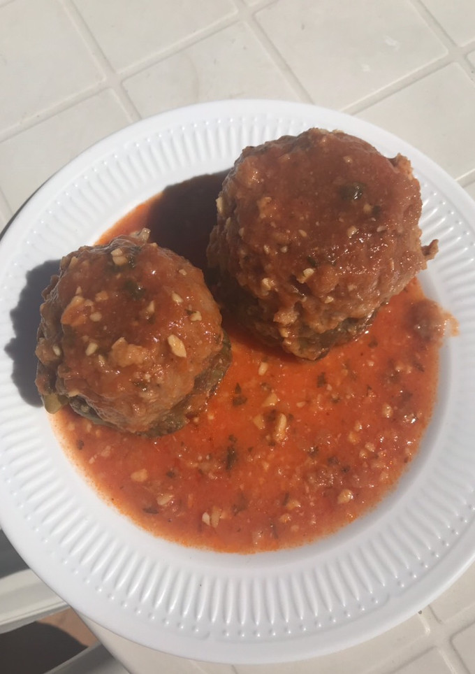 Una foto de Alcachofas rellenas con salsa de almendras