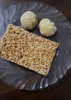 A picture of Gur murmura patti.