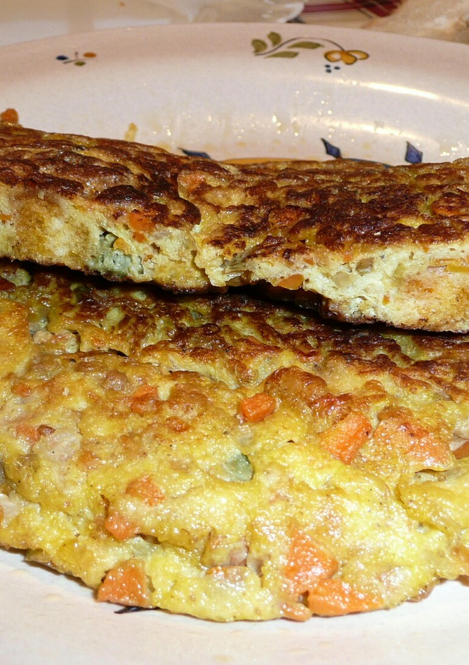 Una foto de Tortilla de berberechos y picatostes