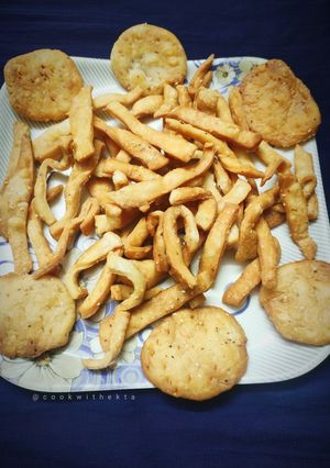 नामकपारे और मट्ठी (Namakpare aur matthi recipe in Hindi) रेसिपी मुख्य फोटो