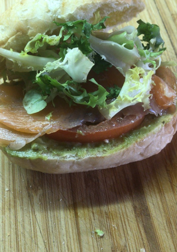 Una foto de Montadito de guacamole con salmón