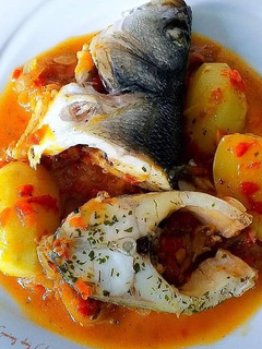 Una foto de Cazuela de lubina en salsa gelatinosa de cabeza de merluza