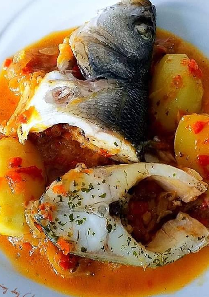 Una foto de Cazuela de lubina en salsa gelatinosa de cabeza de merluza