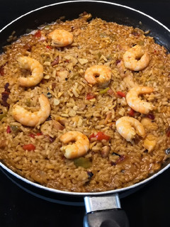 Una foto de Arroz con pulpo y gambas al ajillo
