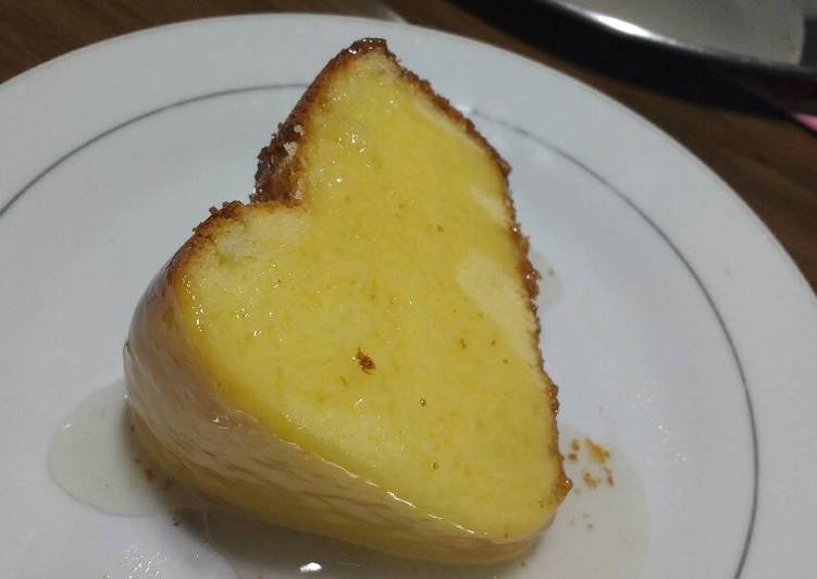 Bolo de leite condensado com calda de limão