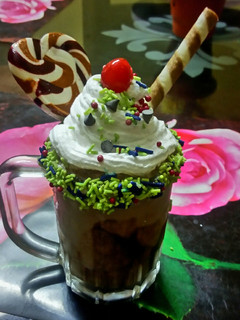 A picture of Icecream shake with chocolate.