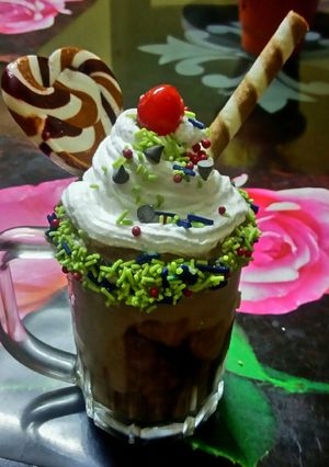 A picture of Icecream shake with chocolate.