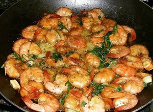 Una foto de Camarones al ajillo