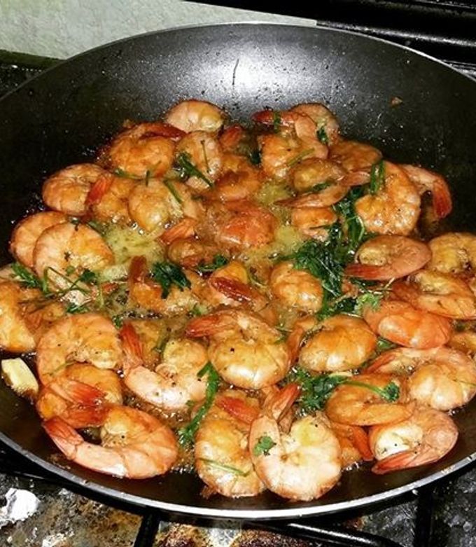 Una foto de Camarones al ajillo