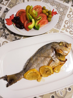 Una foto de Dorada al limón con ensalada fresca