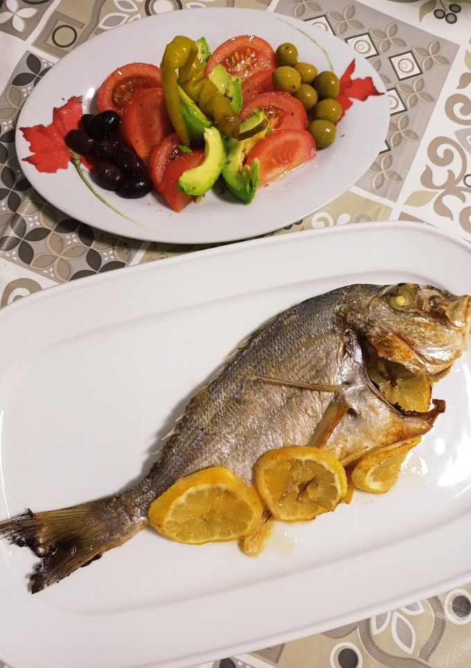Una foto de Dorada al limón con ensalada fresca
