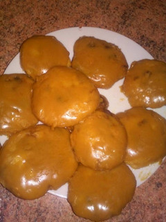 Una foto de Galletas con trocitos de chocolate bañadas en choco de dulce de leche y caramelo ;D