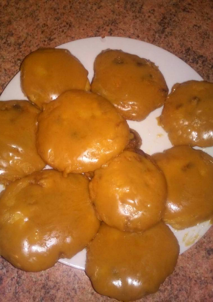 Una foto de Galletas con trocitos de chocolate bañadas en choco de dulce de leche y caramelo ;D