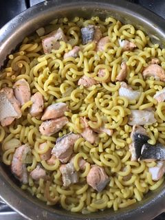 Una foto de Fideuá de salmón