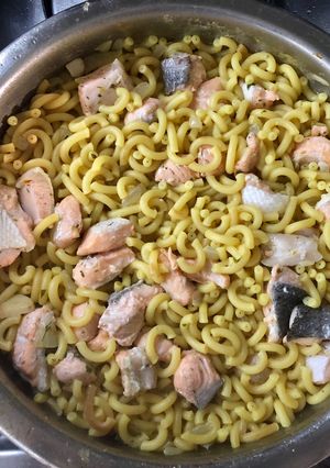 Una foto de Fideuá de salmón
