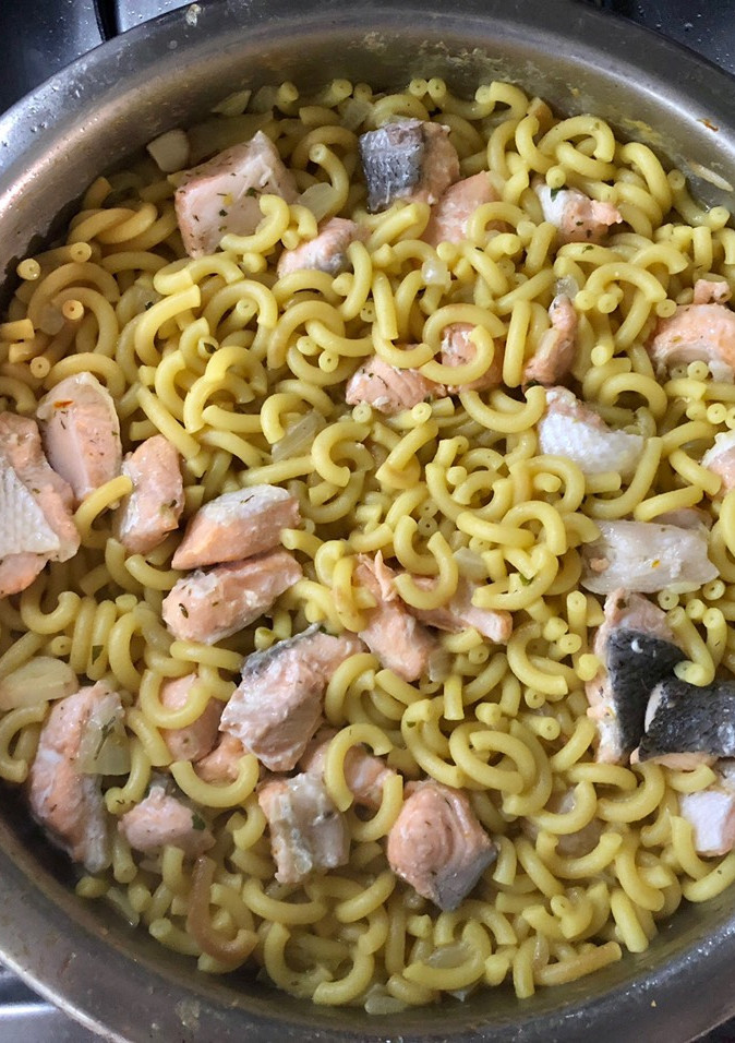 Una foto de Fideuá de salmón