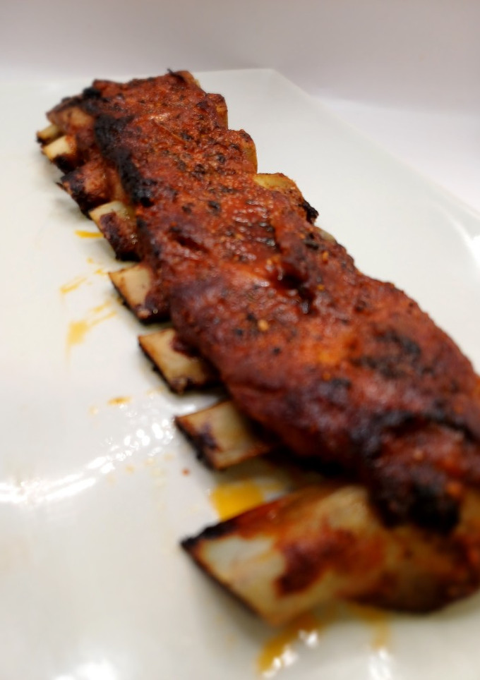 Una foto de Costillar de churrasco al horno estilo barbacoa