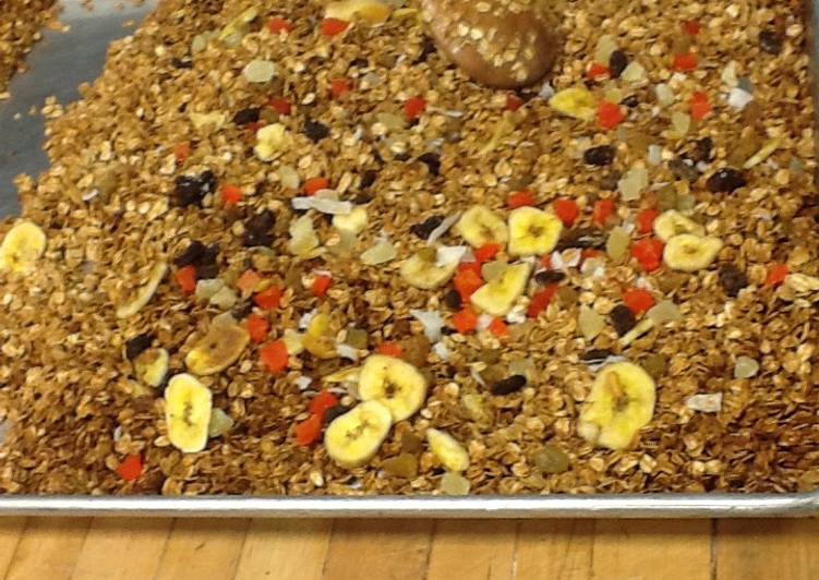 Recipe of Quick Granola with tropical dried fruit