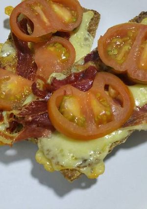 Foto principal de Tostas gratinadas con jamón crujiente