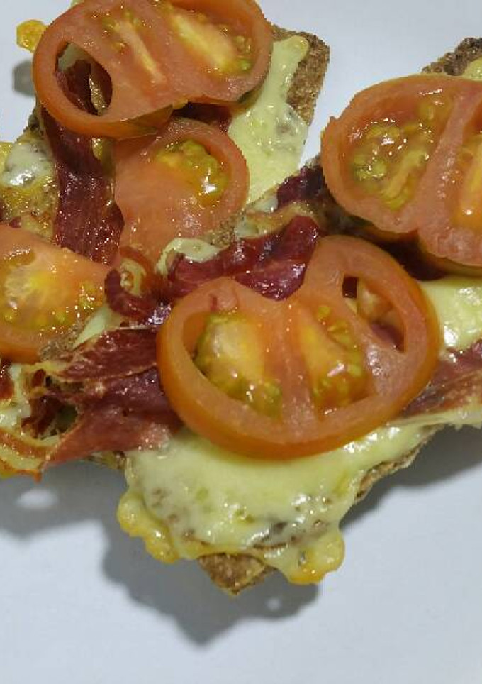 Una foto de Tostas gratinadas con jamón crujiente