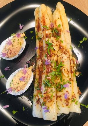 Une photo de Asperges dorées et Oeufs Mimosa