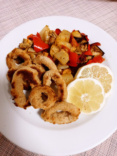 Una foto de Calamares rebozados con verduras variadas 🧅🍅🍋🧄🍆🥔