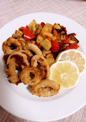 Foto principal de Calamares rebozados con verduras variadas 🧅🍅🍋🧄🍆🥔