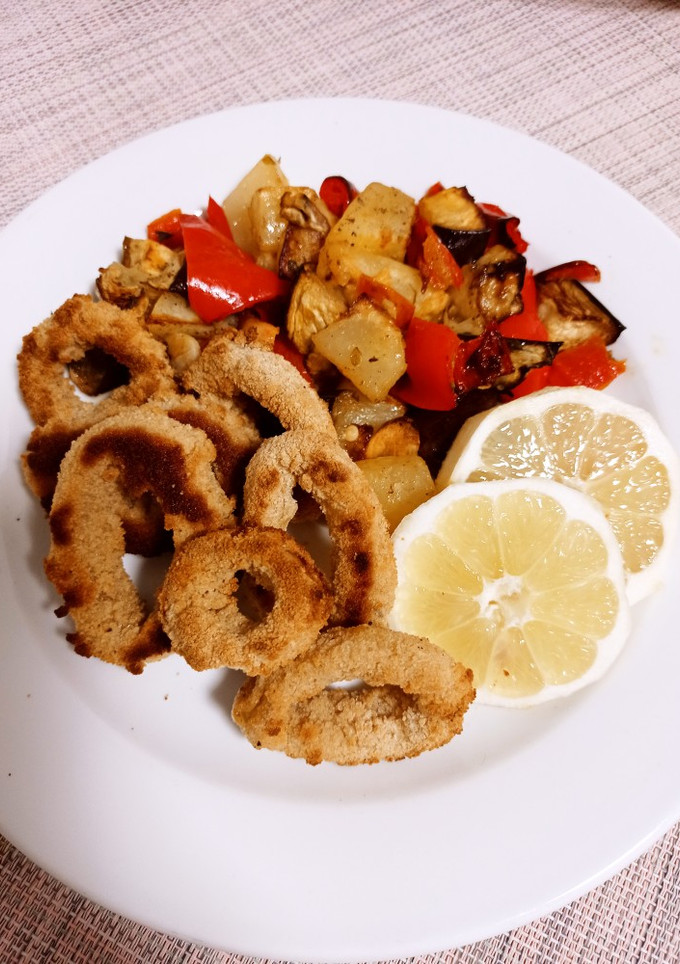 Una foto de Calamares rebozados con verduras variadas 🧅🍅🍋🧄🍆🥔