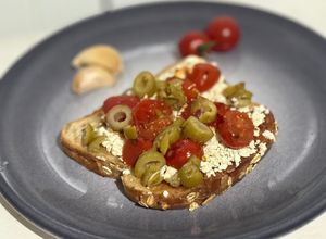 Una foto de 🧄🍅🌿Bruschetta con ricota, olivas verdes y tomate cherry dorados a la sartén 🍅🌿🧄