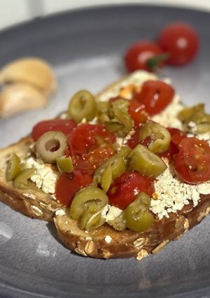 Una foto de 🧄🍅🌿Bruschetta con ricota, olivas verdes y tomate cherry dorados a la sartén 🍅🌿🧄